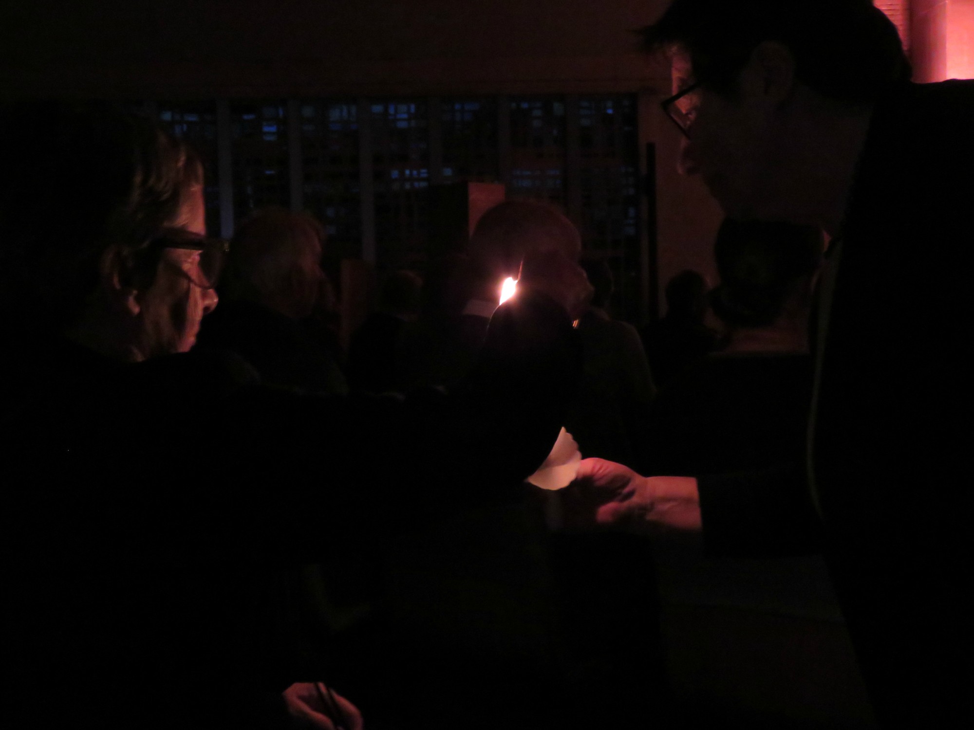 Paaswake - Het licht wordt in de kerk doorgegeven